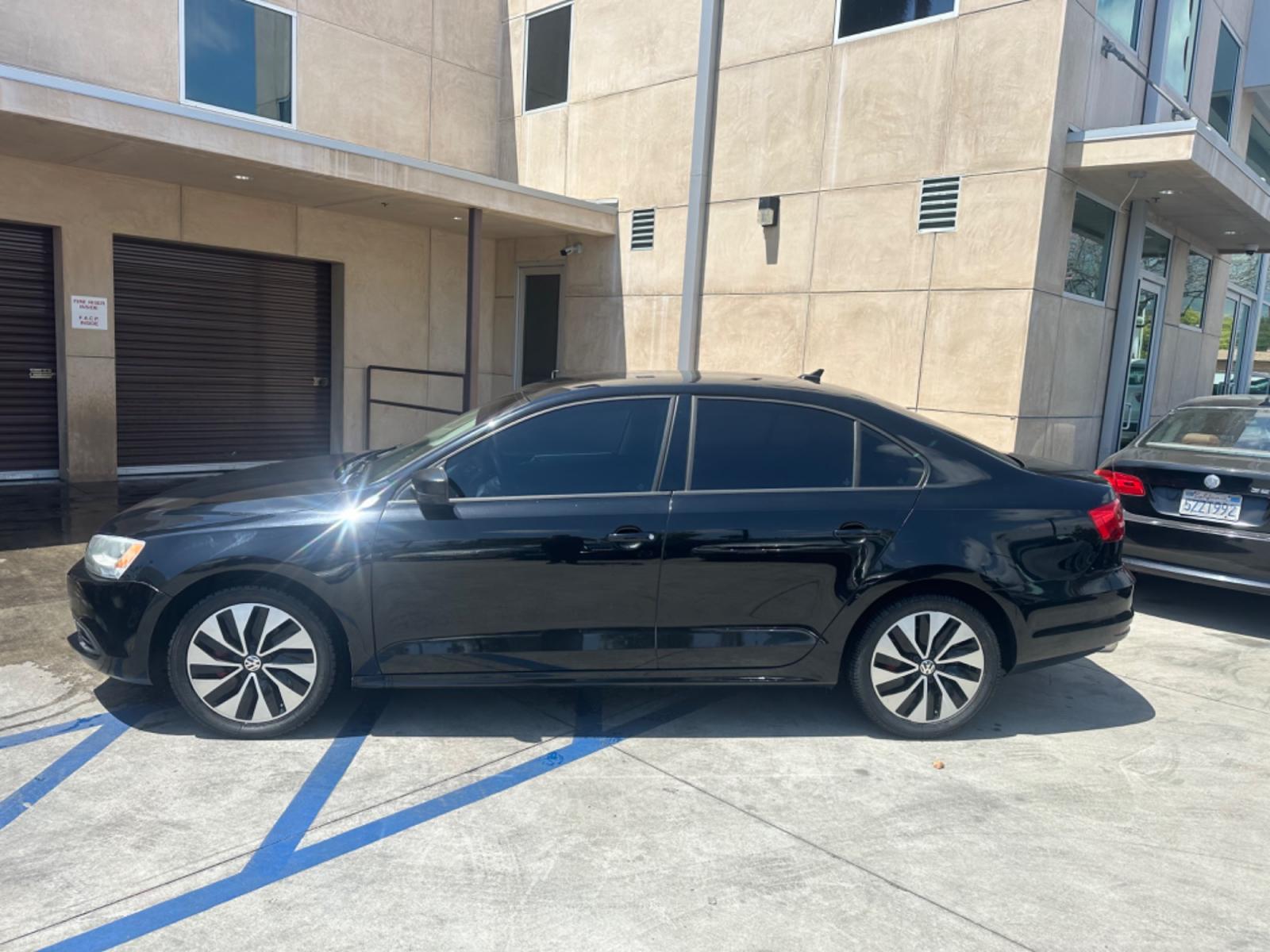 2015 Black /Black Volkswagen Jetta SE 5M (3VWD17AJ4FM) with an 1.8L L4 DOHC 20V engine, Automatic transmission, located at 30 S. Berkeley Avenue, Pasadena, CA, 91107, (626) 248-7567, 34.145447, -118.109398 - Black on Black! Premium Wheels! The 2015 Volkswagen Jetta SE encapsulates the ideal blend of contemporary design, advanced features, and the reliable performance Volkswagen is renowned for. Its sleek contours and sophisticated aesthetics reflect urban sensibilities, making it perfect for city drive - Photo #1